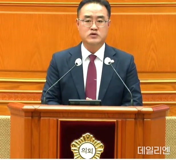 안양시의회 강익수 의원이 9일 제305회 임시회 1차 본회의에서 시정 질문을 하고 있다.