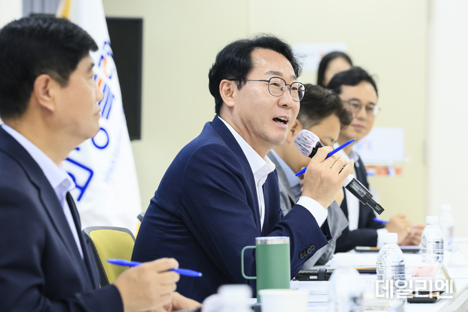 정명근 화성시장이 소상인 간담회에서 모두 발언을 하고 있다.