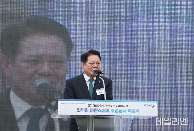 16일 오전 10시 개최된 인덕원 인텐스퀘어 착공식에서 최대호 안양시장이 인사말을 하고 있다.