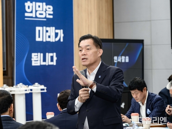 이재준 수원시장이 ‘수원시 새로운수원위원회’ 전체회의에서 발언하고 있다.