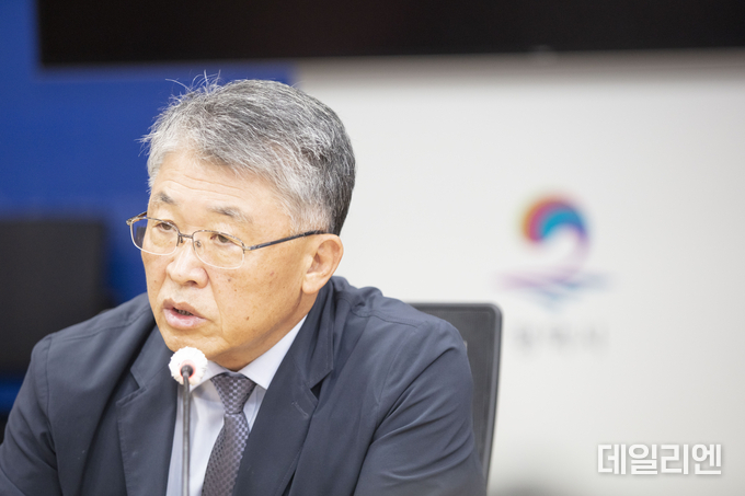 최기주 아주대학교 총장이 19일 평택시청에서 기자회견을 열고 평택병원 건립 추진 계획을 재확인하며 사업 지연 배경과 향후 추진 방향을 설명하고 있다.
