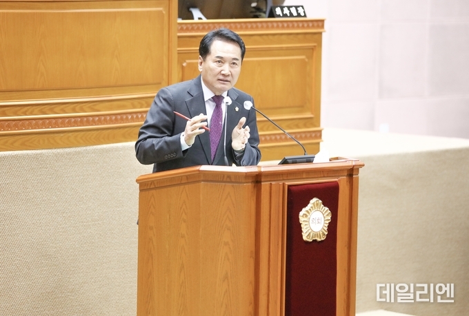 안양시의회 음경택 의원이 23일 열린 제305회 임시회 제2차 본회의에서 5분 자유발언을 하고 있다.