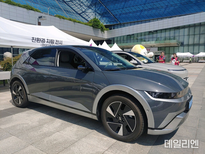 지난해 성남시청 광장서 진행한 친환경 차량 전시 행사 때 선보인 전기 승용차(자료사진)