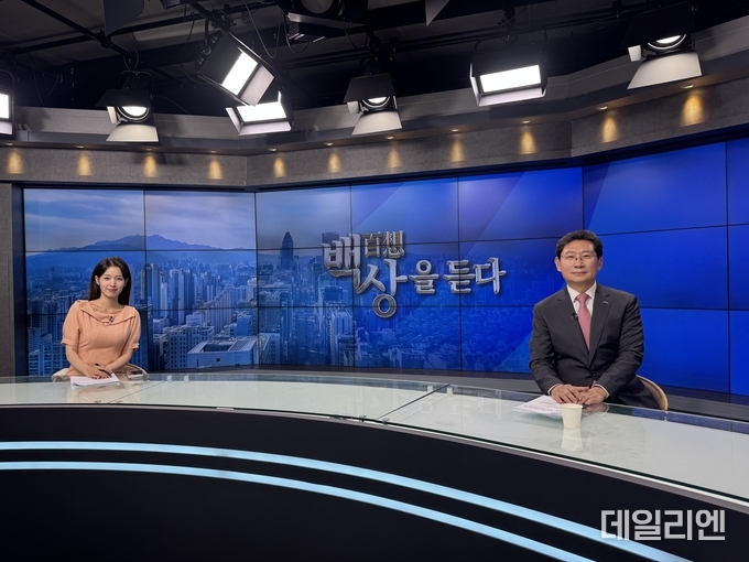 이상일 용인특례시장이 26일 서울경제TV '백상을 듣다'에 출연해 용인 반도체 프로젝트와 교통 인프라 확충 계획 등을 설명하고 있다.