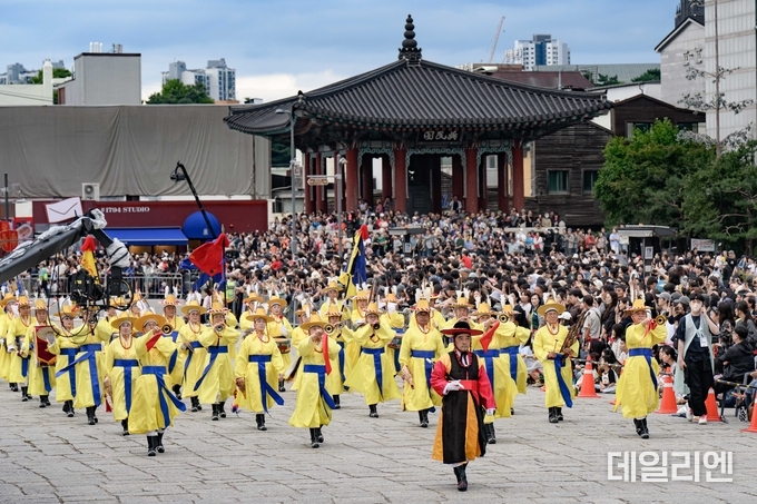 ‘2025 정조대왕 능행차 공동재현’이 열린 수원 화성행궁 앞에서 취타대 행렬이 행진하고 있다.
