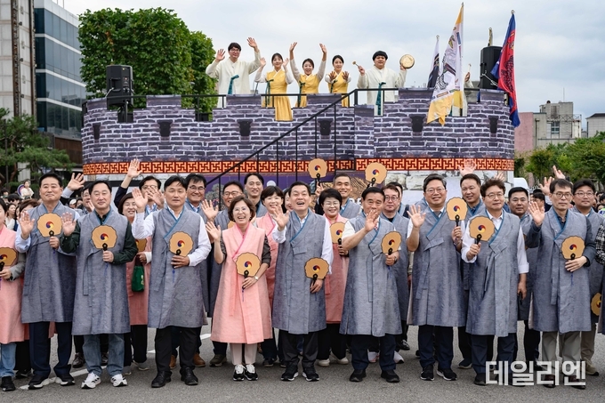 이재준 수원시장(앞줄 오른쪽 다섯째)과 이재식 수원시의회 의장, 수원 지역 국회의원들이 ‘2025 정조대왕 능행차 공동재현’ 행사에 참여해 시민들과 함께 기념촬영을 하고 있다.