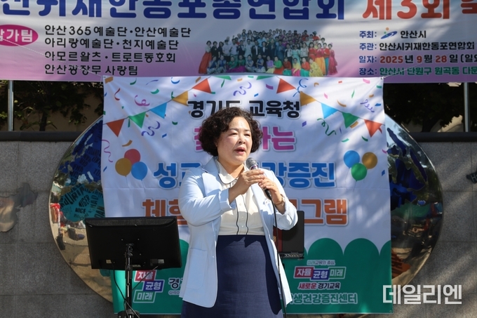 전은경 경기도교육청 학생건강증진센터장이 27일 안산 다문화어울림공원에서 열린 ‘찾아가는 건강증진·성교육 체험 프로그램’에서 행사 취지를 설명하고 있다.