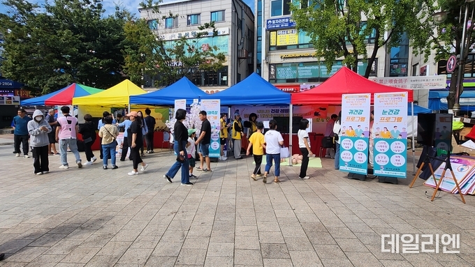 경기도교육청 학생건강증진센터가 27일 안산 다문화어울림공원에서 운영한 ‘찾아가는 건강증진·성교육 체험 프로그램’ 부스를 행사에 참가한 학생들과 시민들이 둘러보고 있다.
