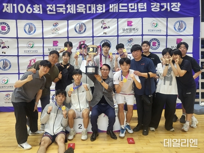 제106회 전국체육대회 배드민턴 사전경기에서 종합우승을 차지한 경기도 대표팀이 부산 강서체육공원 실내체육관에서 트로피를 들고 기념촬영을 하고 있다.