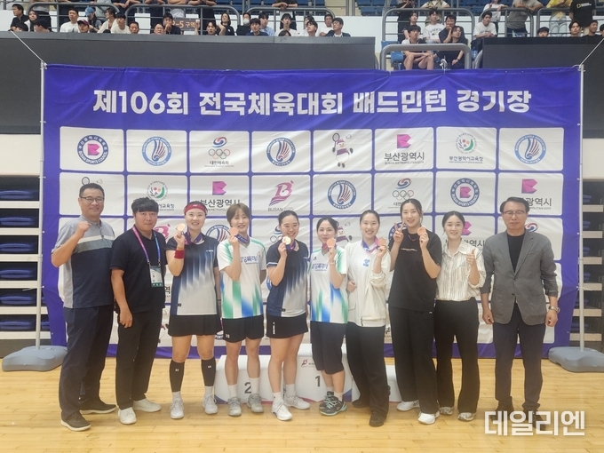 제106회 전국체육대회 배드민턴 사전경기 여자 일반부 단체전에서 3위를 차지한 경기도 대표팀이 부산 강서체육공원 실내체육관에서 기념촬영을 하고 있다.