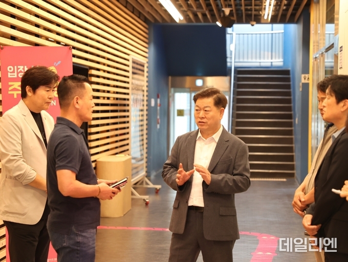 박승원 광명시장이 지난 3일 광명동굴을 찾아 현장 관계자에게 안전을 당부하고 있다.