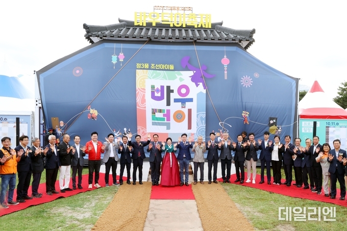 김보라 안성시장(가운데)이 9일 오전 안성맞춤랜드에서 열린 ‘2025 남사당 바우덕이 축제’ 개장식에서 참석 내빈들과 함께 축제 개막을 축하하며 기념촬영을 하고 있다.