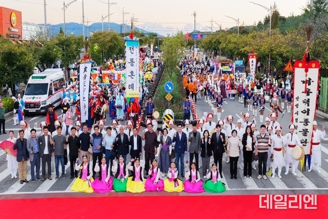 ‘2025 남사당 바우덕이 축제’ 전야제 길놀이 퍼레이드가 8일 오후 안성시 아양동 일원에서 열리고 있는 가운데 김보라 안성시장과 내빈, 시민들이 함께하며 흥겨운 분위기 속에 개막을 축하하고 있다.