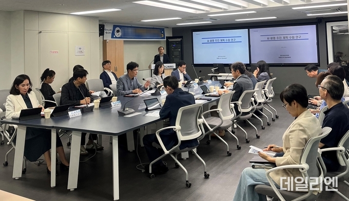 지난 9월 25일 광명시 디지털혁신교육센터 회의실에서 'AI 광명 추진 계획 수립 용역' 착수보고회가 진행 중이다.
