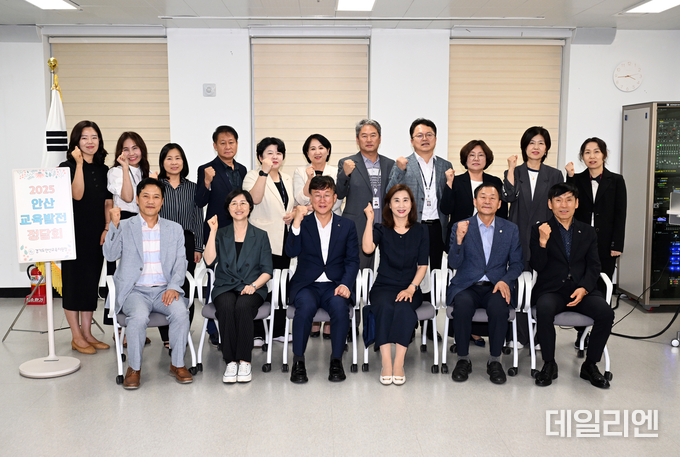 이민근 안산시장(사진 맨 앞줄 가운데)이 지난 7월 17일 2025 안산 교육발전 정담회를 마치고 참석자들과 기념촬영을 하고 있다.