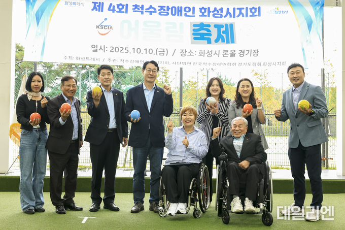정명근 화성특례시장이 주요 내빈들과 함께기념 촬영을 하고 있다.