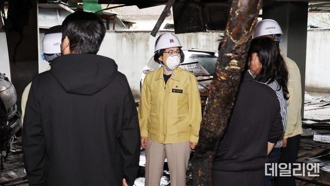 김보라 안성시장이 13일 옥천동 연립주택 화재 현장을 방문해 피해 상황을 점검하며 관계자들과 복구 및 지원 대책을 논의하고 있다.
