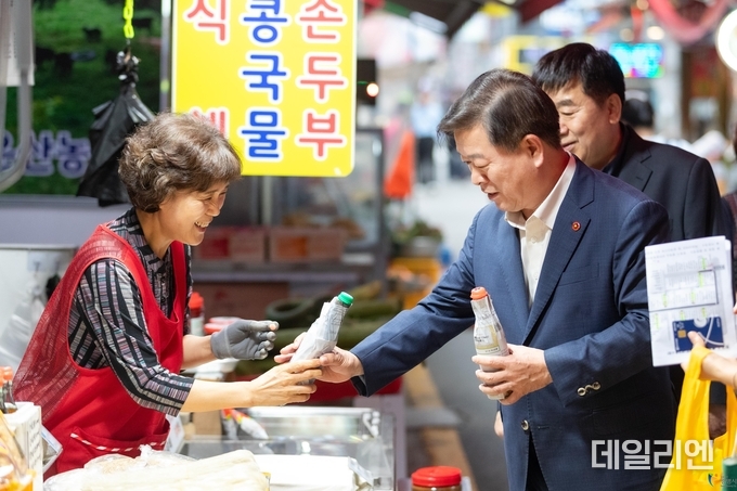박승원 광명시장이 지난 9월 30일 광명새마을시장을 찾아 성수품 가격을 살피고, 광명사랑화폐로 직접 장을 보며 현장 물가를 점검하고 있다.