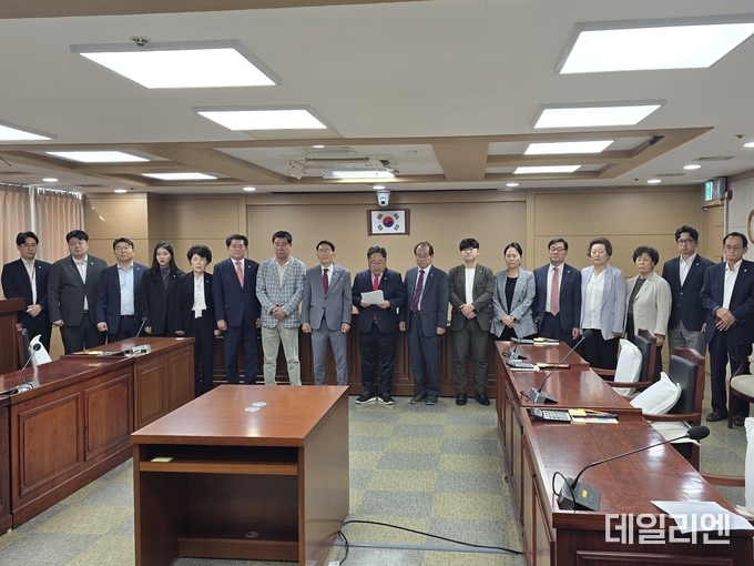 수원시의회 국민의힘이 16일 기자회견을 열고 ‘수원시학원연합회의 민주당 당원 가입 권유 의혹’과 관련해 감사원 감사 청구 방침을 밝히고 있다.