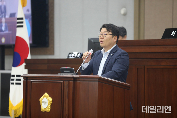 수원특례시의회 홍종철 의원이 17일 제396회 임시회 제1차 본회의에서 5분 자유발언을 통해 수원시학원연합회의 정치적 이용 의혹에 대한 철저한 진상규명을 촉구하고 있다.