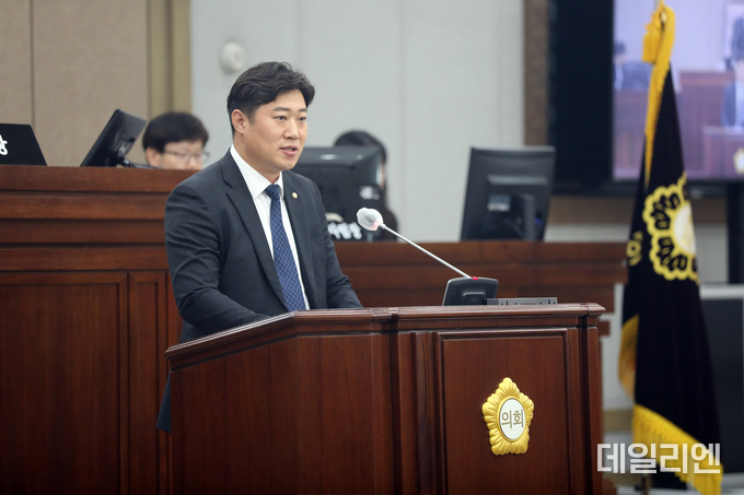 수원시의회 김동은 의원이 17일 제396회 임시회 제1차 본회의에서 5분 자유발언을 통해 아이들이 안심하고 통학할 수 있는 안전대응체계 강화를 촉구하고 있다.