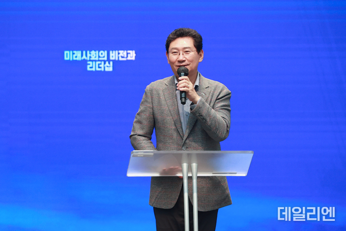 이상일 용인특례시장이 17일 새물결기독학교 학생을 대상으로 특강을 진행하고 있다.