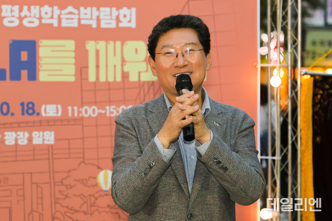  이상일 용인특례시장은 17일 '제6회 평생학습박람회'에 참석해 인사말 하고 있다.
