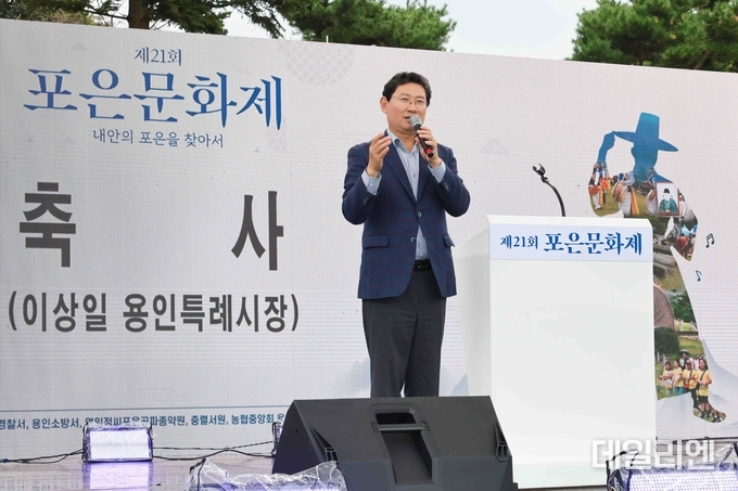 이상일 용인특례시장이 18일 처인구 모현읍 포은 정몽주 묘역에서 열린 ‘제21회 포은문화제’ 개막식에서 축사를 하고 있다.