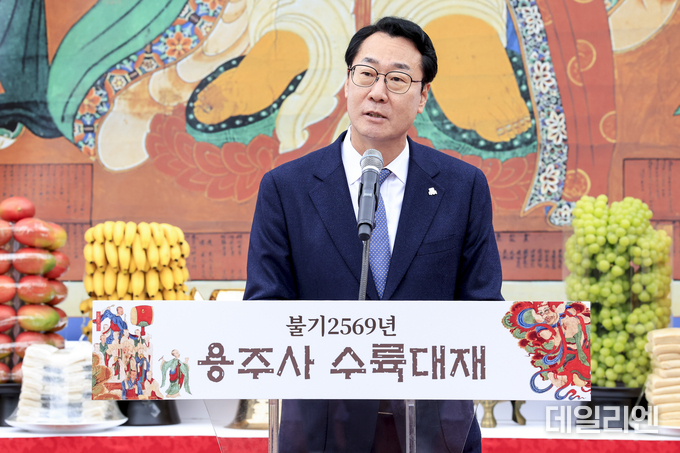 정명근 화성특례시장이 용주사 수륙대제 축사를 하고있다