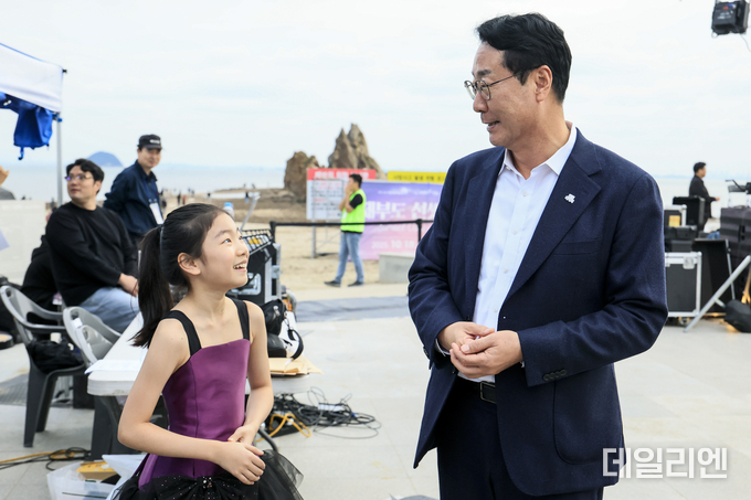 정명근 화성특례시장이 제부도 선셋콘서트 행사에 앞서 김연아 바이올리니스를 격려하며 긴장을 풀어 주고 있다.