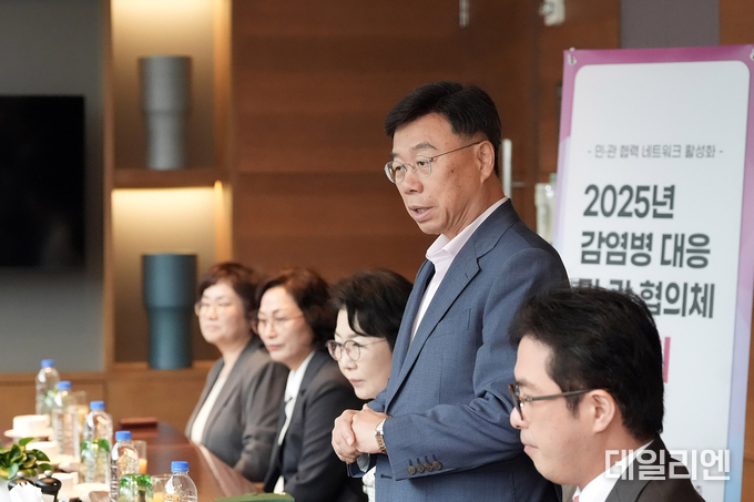 신상진 성남시장이 ‘2025년 감염병 대응 민관 협의체 조찬 간담회’에서 인플루엔자·A형간염·백일해 예방접종 홍보 강화 방안을 논의하고 있다.