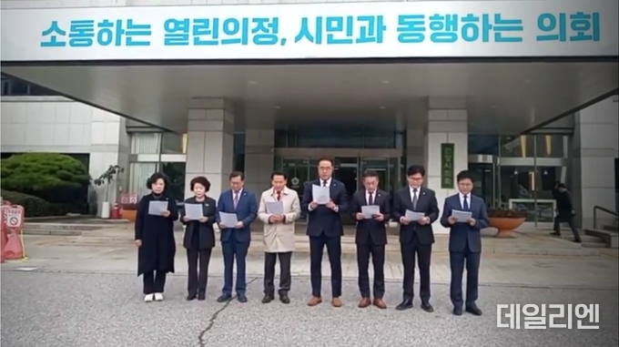 안양시의회 국민의힘이 21일 오전 기자회견을 열고, 공직선거법 위반 혐의로 검찰에 고발된 최대호 안양시장에게 진상 공개와 공식 사과를 촉구하고 있다.