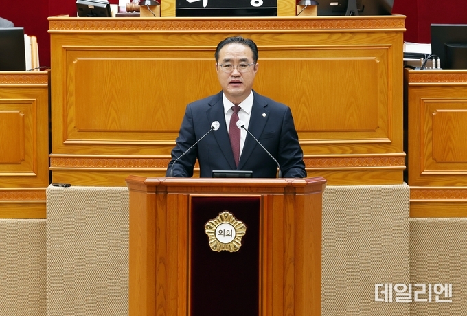 안양시의회 강익수 의원이 제306회 임시회 본회의에서 5분 자유발언을 통해 민관협치위원회 운영의 공정성과 시 산하기관 수의계약 문제를 지적하며 시정의 투명한 개선을 촉구하고 있다.