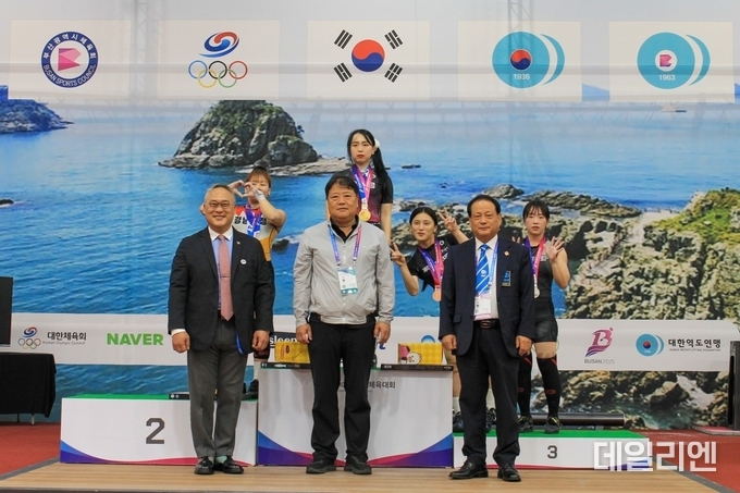 수상대에서 금메달을 걸고 선수들과 기념사진 찍는 신재경 선수(수상대 왼쪽 2번째)