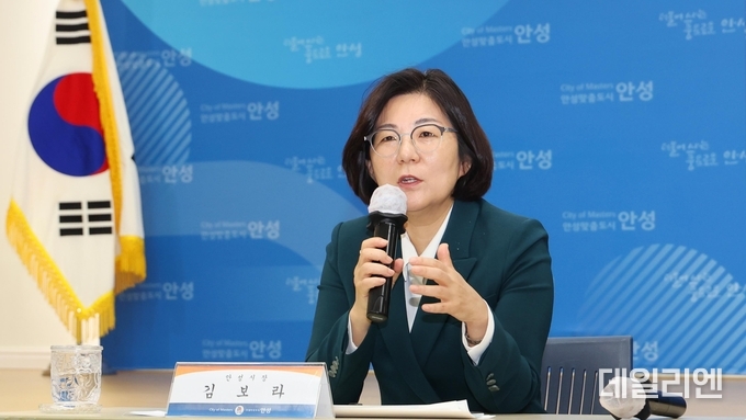 김보라 안성시장이 24일 시청 대회의실에서 열린 ‘화성-안성 고속도로 건설사업’ 언론 브리핑에서 사업 추진 경과와 향후 계획을 설명하고 있다.