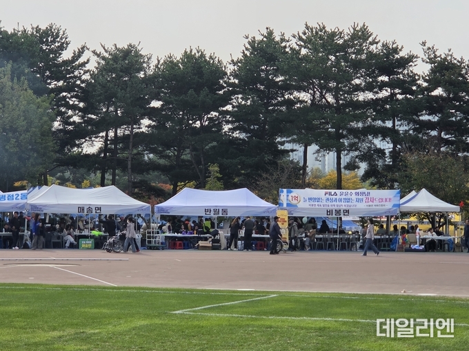 ‘2025 화성특례시민 한마음체육대회’에 참여한 각 읍면동 대표 부스가 경기장 트랙을 따라 늘어서 있다.