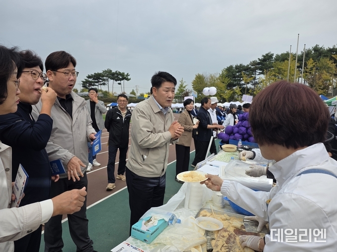 화성특례시의회 배정수 의장이 ‘2025 화성특례시민 한마음체육대회’ 현장에서 읍면동 부스를 찾아 시민들과 소통하고 있다.