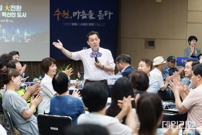 이재준 수원시장이 화서1동 새빛만남에서 발언하고 있다.