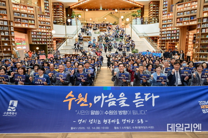 이재준 시장이 스타필드 수원 별마당도서관에서 열린 정자2·3동 새빛만남에 참석한 주민들과 함께하고 있다.