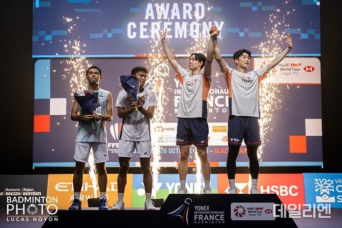 2025 세계배드민턴연맹(BWF) 프랑스오픈 남자복식 시상식에서 우승을 차지한 서승재·김원호 조(오른쪽)가 우승 세러머니를 하고 있다. 준우승을 차지한 인도네시아의 파자르 알피안·무하마드 쇼히불 피크리 조(왼쪽)가 함께 포즈를 취하고 있다.