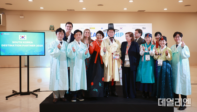 22일 세비야 피베스에서 이상일 시장과 시 대표단이 한복을 입고 기념사진을 촬영하고 있다.