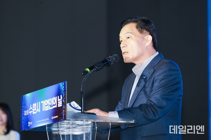 이재준 수원시장이 환영사를 하고 있다.