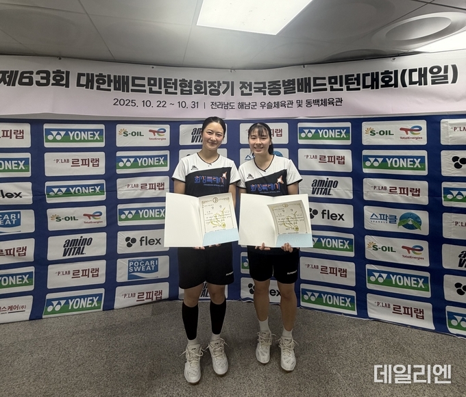 제63회 대한배드민턴협회장기 전국종별배드민턴대회에서 여자 일반부 복식 3위를 차지한 화성시청 방지선(왼쪽)·장현지 선수가 시상 후 기념촬영을 하고 있다.