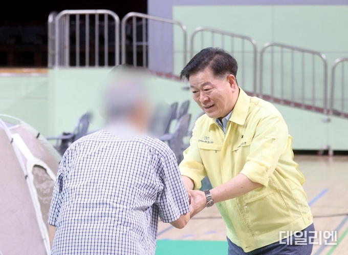 박승원 광명시장이 지난 7월 소하동 아파트 화재 사고 임시 대피소(광명시민체육관)를 찾아 이재민을 위로하고 있다.