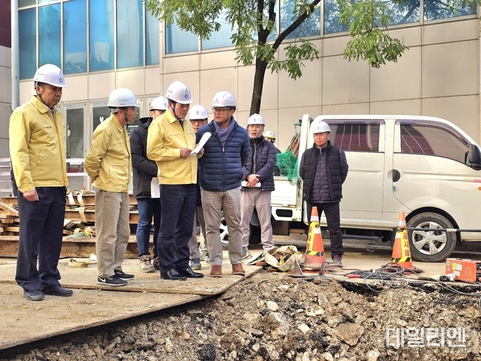 최대호 안양시장이 28일 오후 범계역 인근 지역난방 열수송관 파열사고 현장을 찾아 복구 상황을 점검하고 있다.