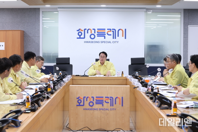  정명근 화성특례시장이 지난 7월 시청 재난안전상황실에서 폭염 대비 긴급 대책회의를 주재하고 있다.