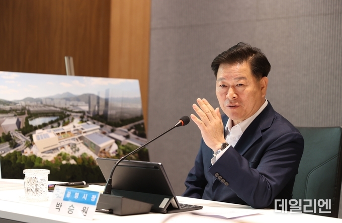 박승원 광명시장이 29일 시청 컨퍼런스룸에서 열린 ‘일직동 문화예술복합센터 및 공공도서관 건립공사 기본 및 실시설계 용역’ 최종보고회에 참석해 발언하고 있다.