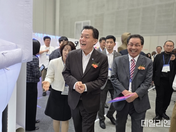 이재준 수원특례시장(가운데)이 31일 수원컨벤션센터에서 개막한 ‘2025 뷰티썸 수원’ 전시장을 둘러보고 있다.