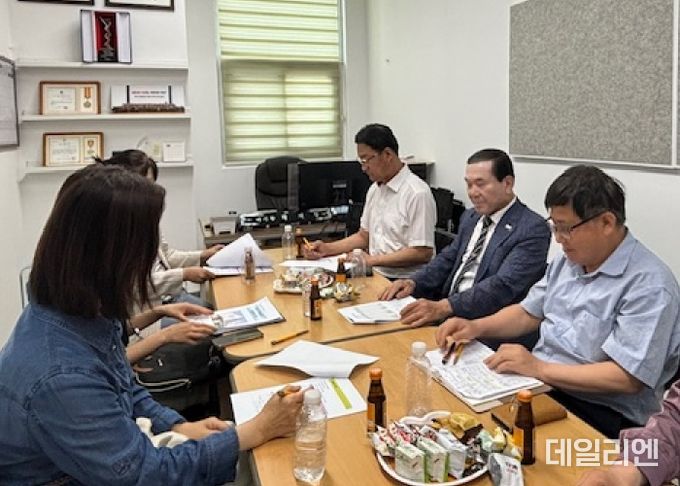 광명시 중소유통공동도매물류센터를 벤치마킹하기 위해 지난 20일 시흥시청 소상공인 담당 직원들과 시흥시수퍼마켓협동조합 관계자들이 방문했다