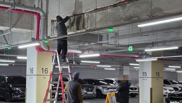 “잠깐 비·눈에 천장 뜯었다”…수원시의회 신청사, 개청 4개월 만에 누수 보수